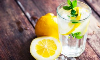 вода и лимон